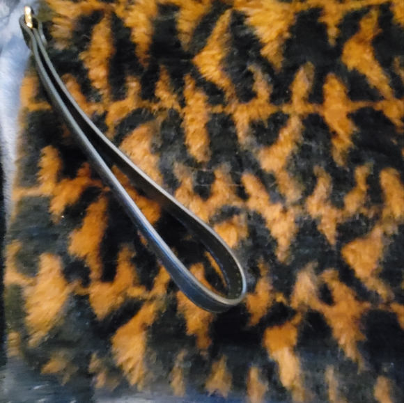 GUC MK FAUX FUR LARGE CLUTCH - Picture 3 of 9